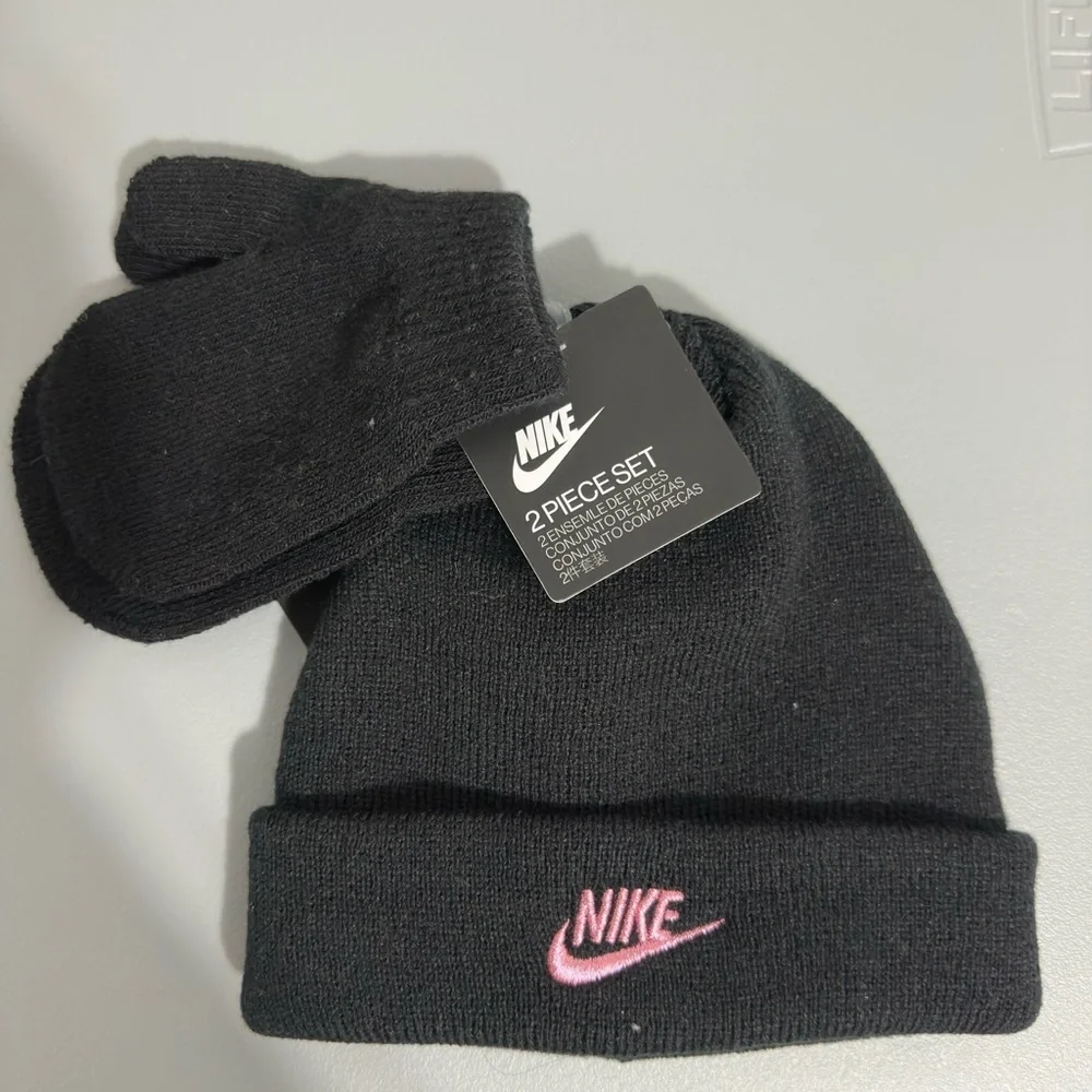 Nike bennie,mittens set for kids black with pink lettering.